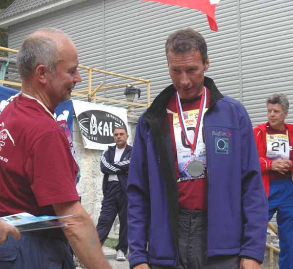 Владимир Шопин вручает медаль Андрею Мариеву