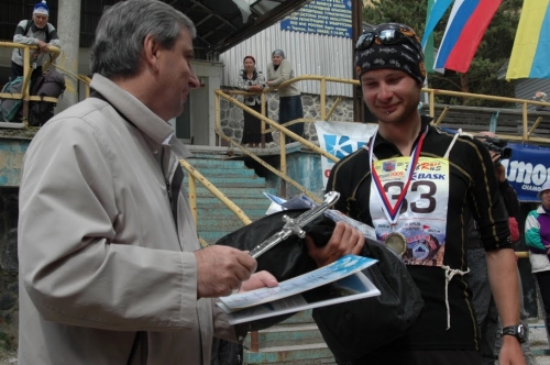 Вручение награды чемпиону забега на Эльбрус